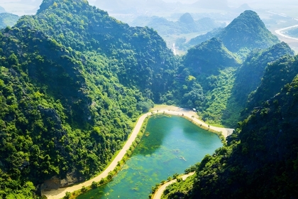 Ninh Binh ranks 4th in Top 10 Less Crowded New Wonders of the World based on Beauty, Grandeur, and Impression on tourists Ninh Binh ranks 4th in Top 10 Less Crowded New Wonders of the World based on Beauty, Grandeur, and Impression on tourists