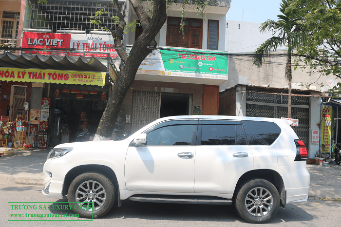 cho-thue-xe-7-cho-toyota-land-cruiser-tai-da-nang-(1)