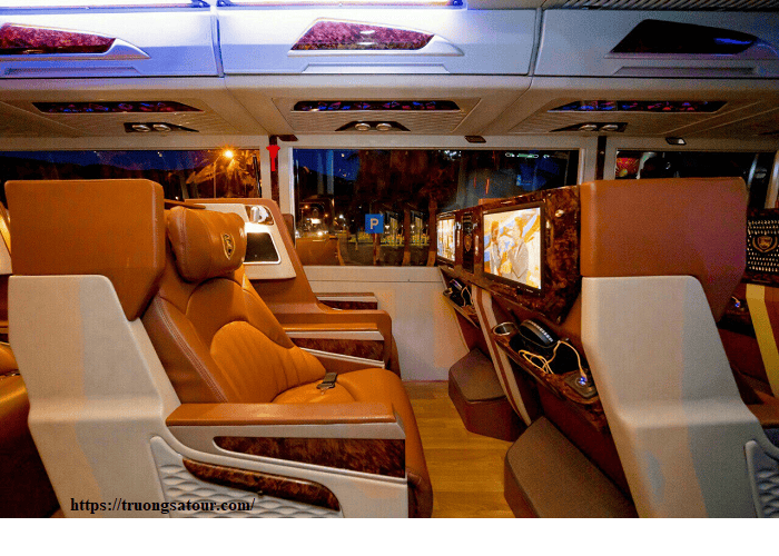 cho-thue-xe-univeres-limousine-da-nang%20(2)