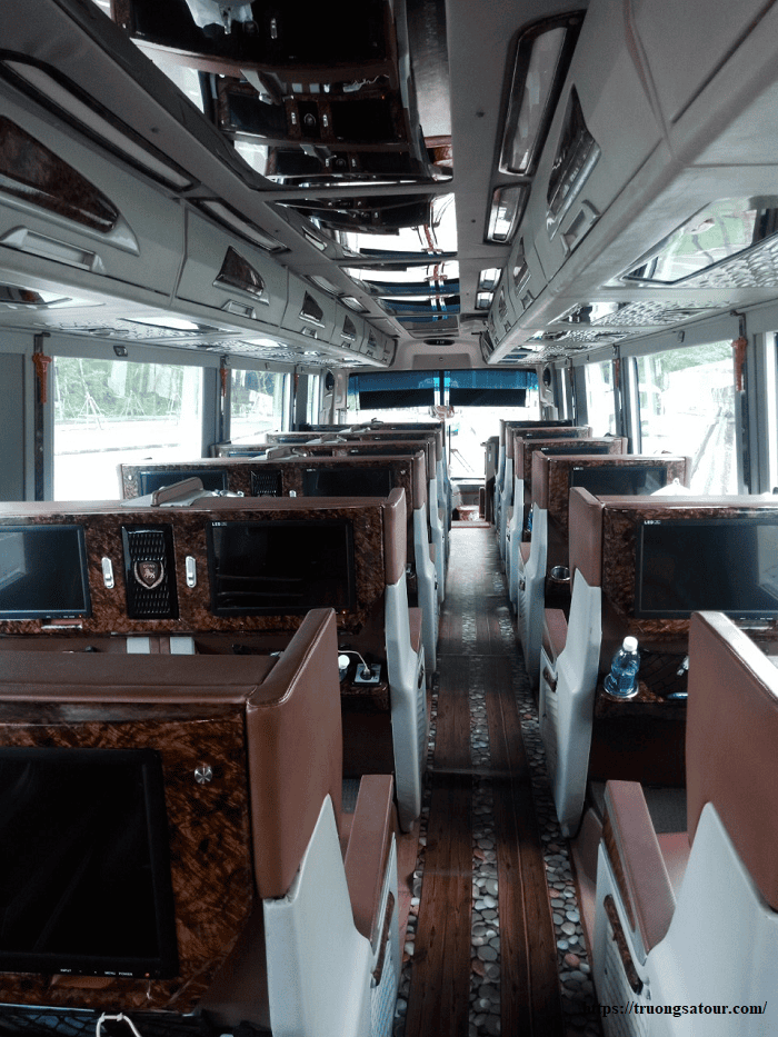 cho-thue-xe-univeres-limousine-da-nang%20(4)