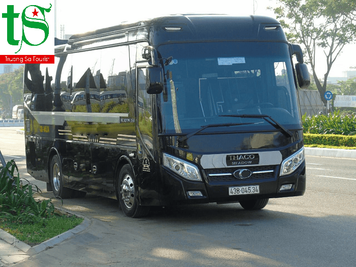cho-thue-xe-univeres-limousine-da-nang%20(5)