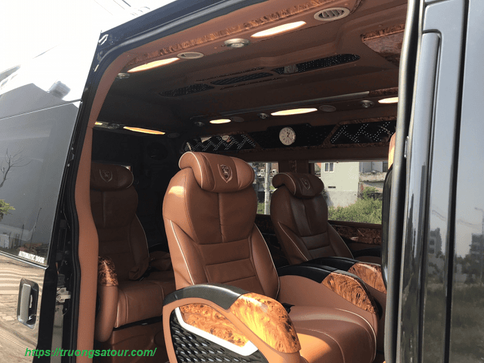 thue-xe-limousine-12ghe-da-nang-di-hoi-an%20(6)