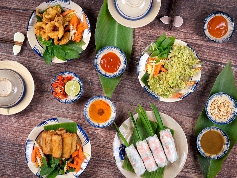Den Long restaurant