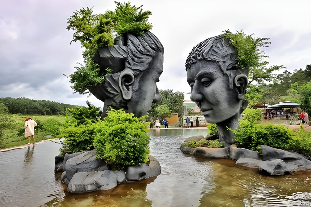 clay-sculpture-tunnel
