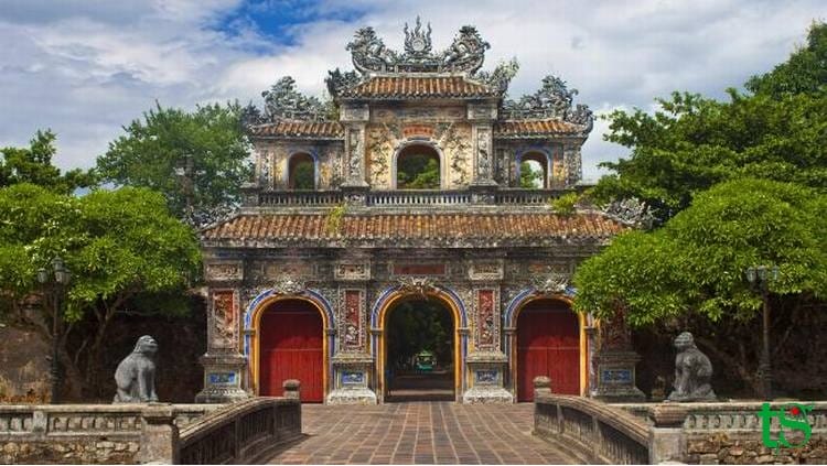 Hue City Tour – Imperial Citadel, Thien Mu Pagoda & Royal Tombs