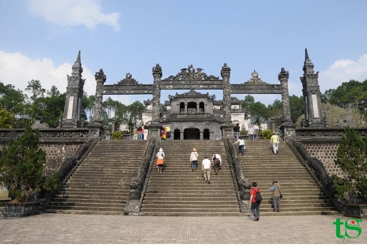 Hue City Tour – Imperial Citadel, Thien Mu Pagoda & Royal Tombs