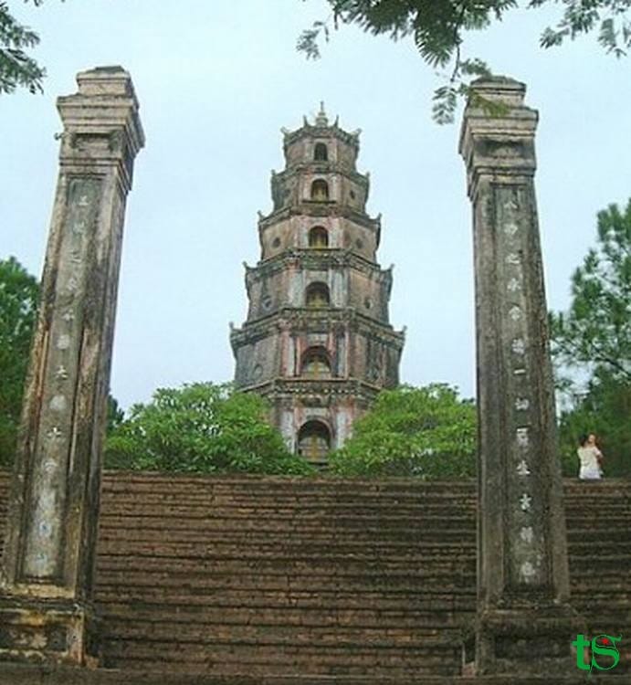 Hue City Tour – Imperial Citadel, Thien Mu Pagoda & Royal Tombs