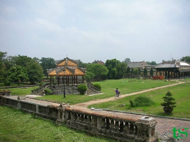 Hue City Tour – Imperial Citadel, Thien Mu Pagoda & Royal Tombs