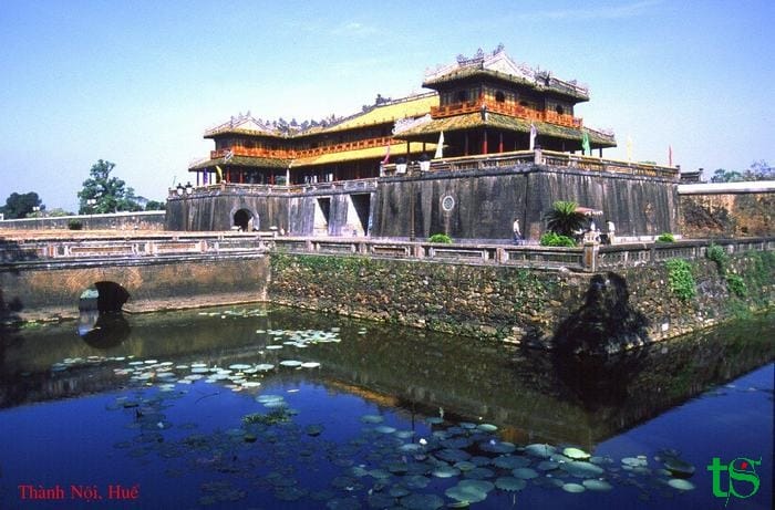 Hue City Tour – Imperial Citadel, Thien Mu Pagoda & Royal Tombs