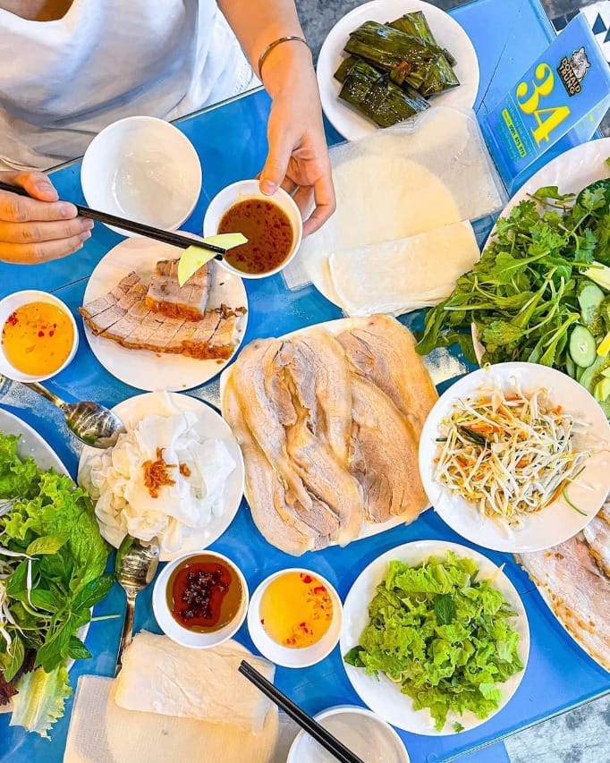 Hue Walking Food Tour Group Tour ( Max 12 pax)