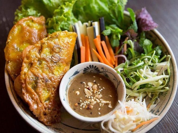 Hue Walking Food Tour Group Tour ( Max 12 pax)