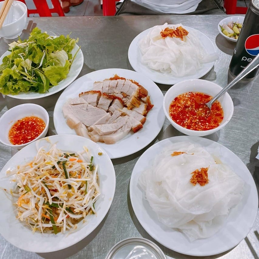 Hue Walking Food Tour Group Tour ( Max 12 pax)