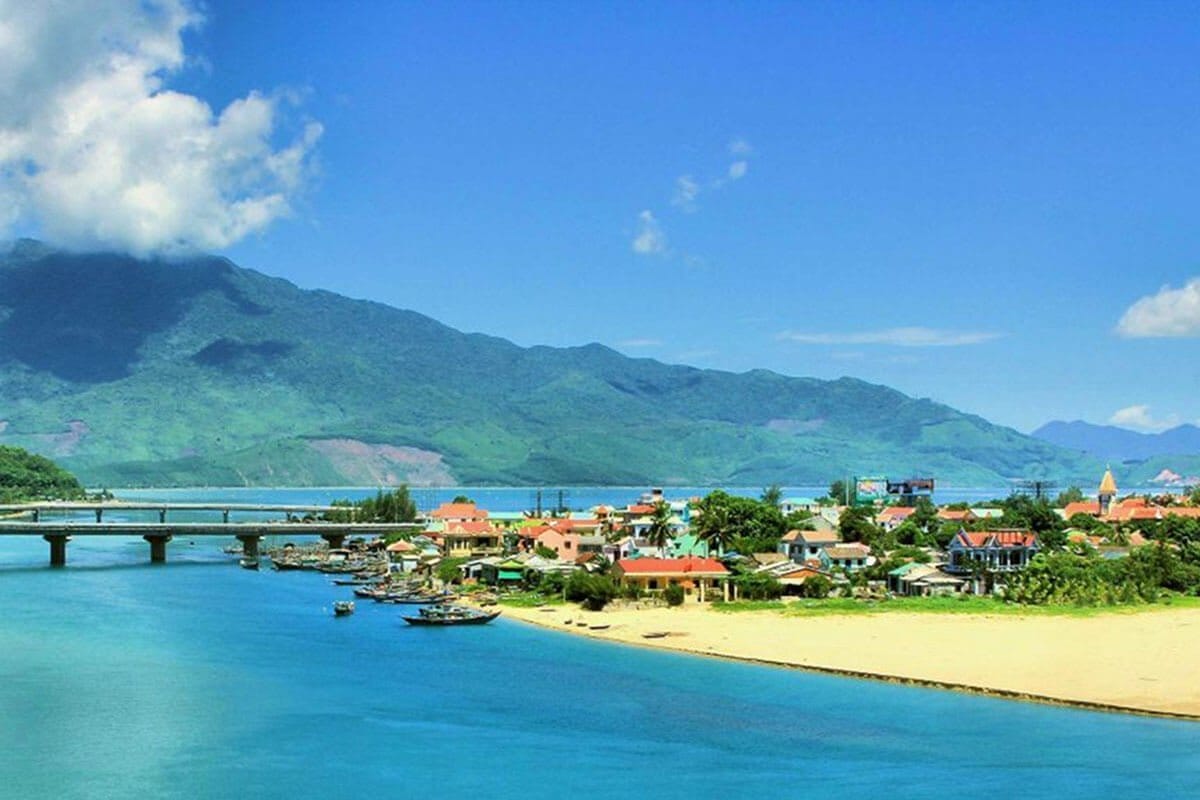 Hue to Hoi An by Bus - Group Tour