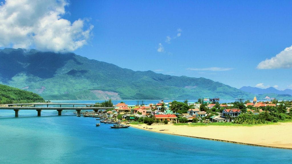 HUE – HOI AN BUS TOUR