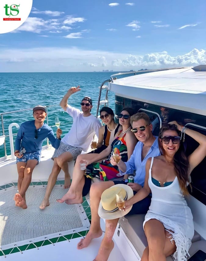 Da Nang VIP Yacht Tour – Premium Experience at an Unbeatable Price