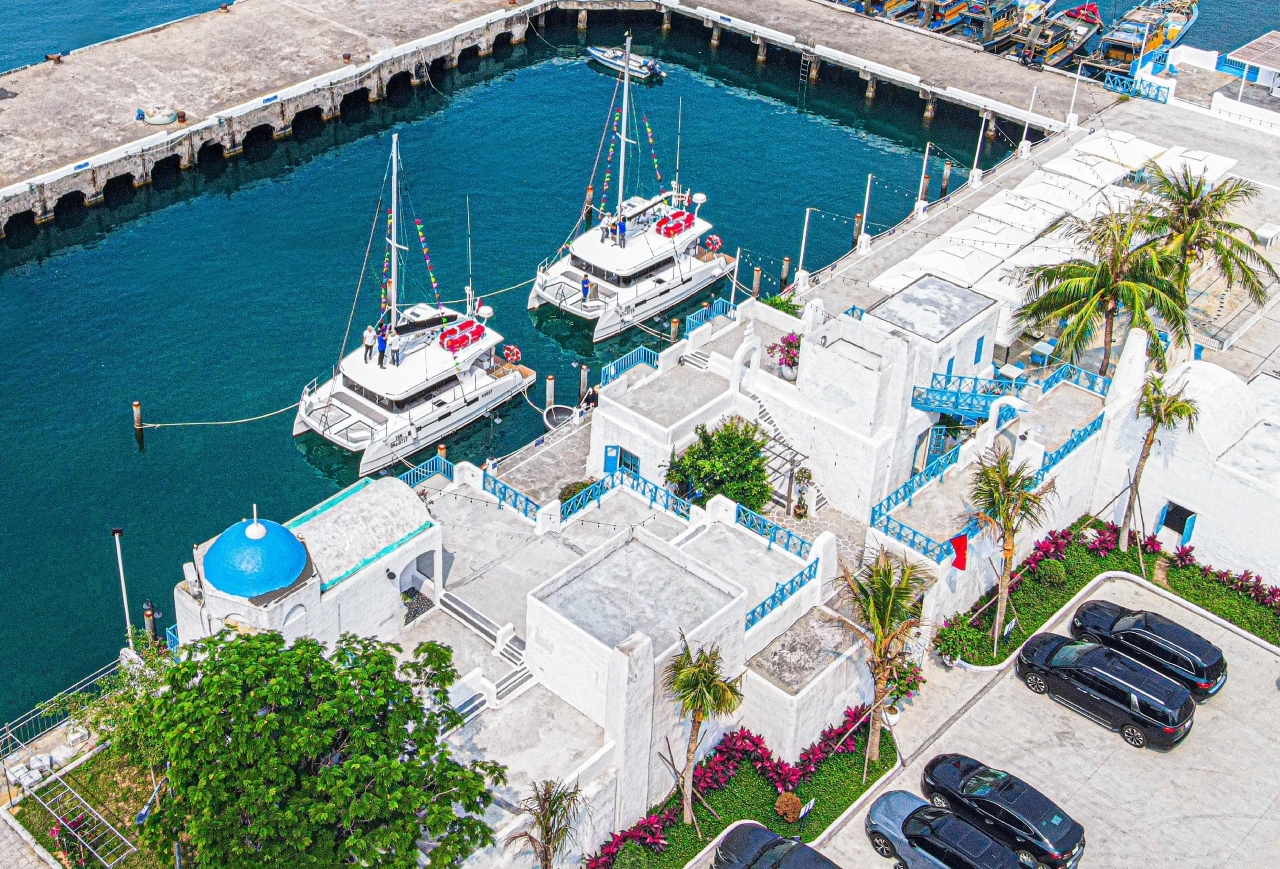 Luxury Son Tra Peninsula Yacht Tour in Da Nang