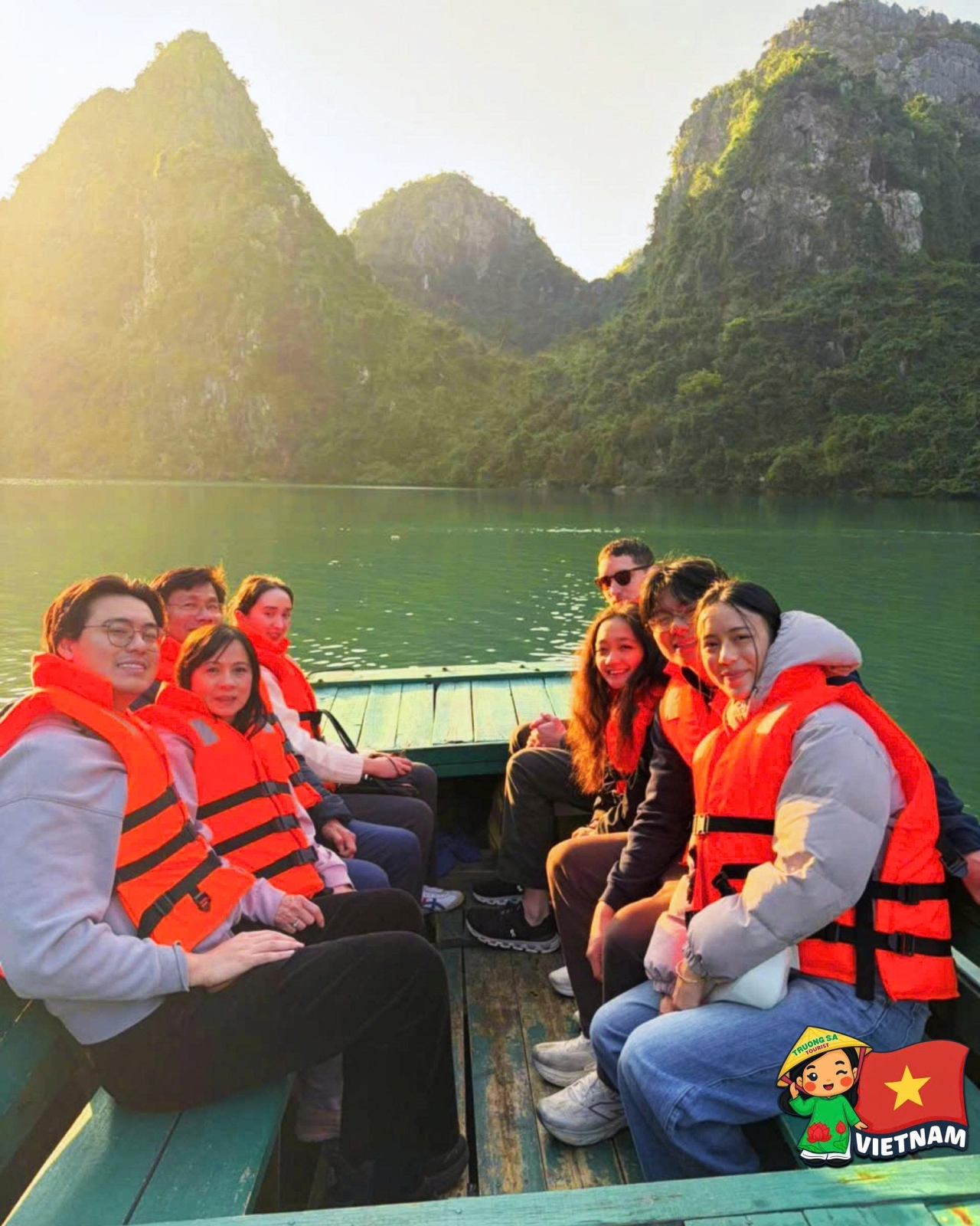 Vietnam 10 Day Tour From South to North