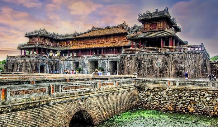 岘港 – 姑陵 – 启定皇帝陵墓 – 大内 – 天姥寺 – 送客(一天)